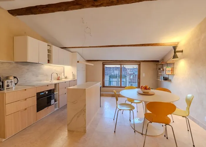 Exceptional Duplex For 5 Or 6 Guests With Sea And Market Views * Антиб