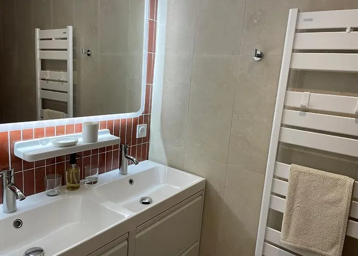 Exceptional Duplex For 5 Or 6 Guests With Sea And Market Views * Антиб